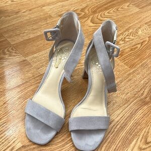 VINCE CAMUTO
BEVVEYN SANDAL Evening Grey